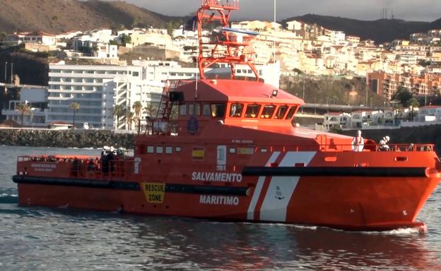 Salvamento rescata un cayuco con 45 hombres al sur de Gran Canaria