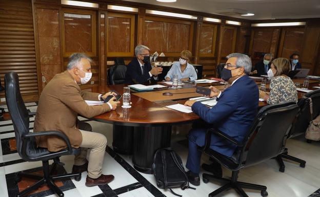 Imagen de archivo de una sesión del Consejo de Gobierno, presidido por su titular, Ángel Víctor Torres (i). 