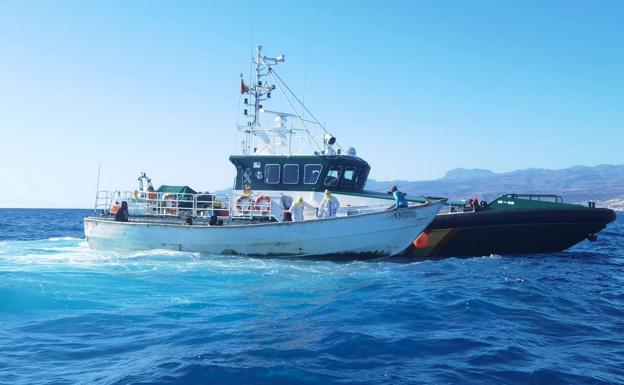 Salvamento rescata a 178 inmigrantes y recupera un cadáver en el océano