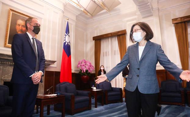 El eurodiputado Raphael Glucksmann y la presidenta de Taiwan, Tsai Ing-wen.