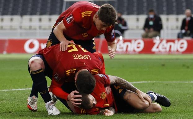 Los jugadores de la selección española celebran el gol de Sarabia en Atenas.  / Alkis Konstantinidis (Reuters)
