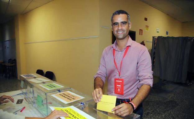 Alexis Tejera, votando en 2019. /CARRASCO