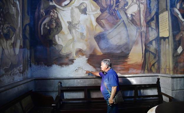 Máximo Riol muestra las zonas más deterioradas de los frescos de Arencibia en el baptisterio. 