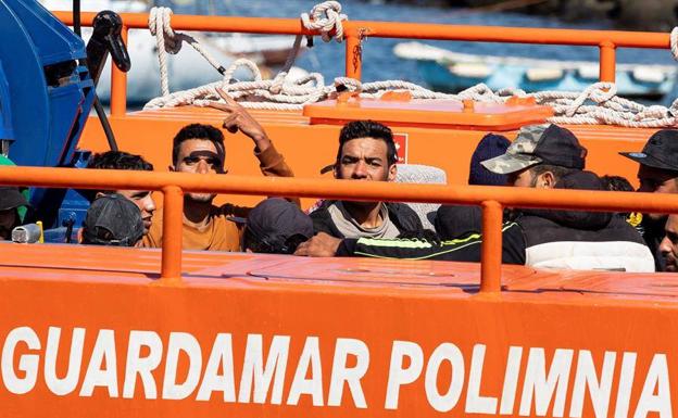 Otros dos inmigrantes muertos en una patera a la deriva en la Ruta Canaria