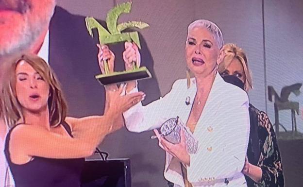 El programa le dio una sorpresa. María Patiño le hizo entrega del Premio Ondas que recibió a la mejor interpretación femenina por su papel en Veneno. 