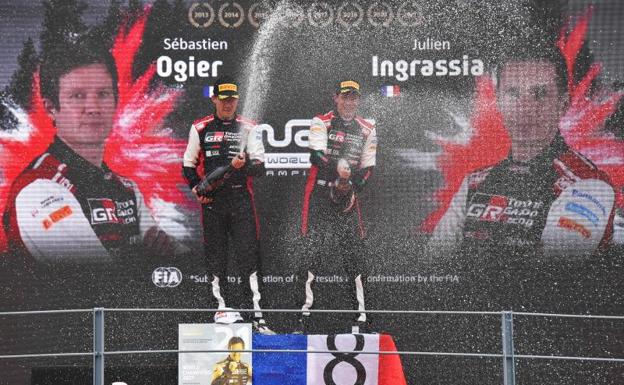 Sebastien Ogier celebra el título con su copiloto Julien Ingrassia