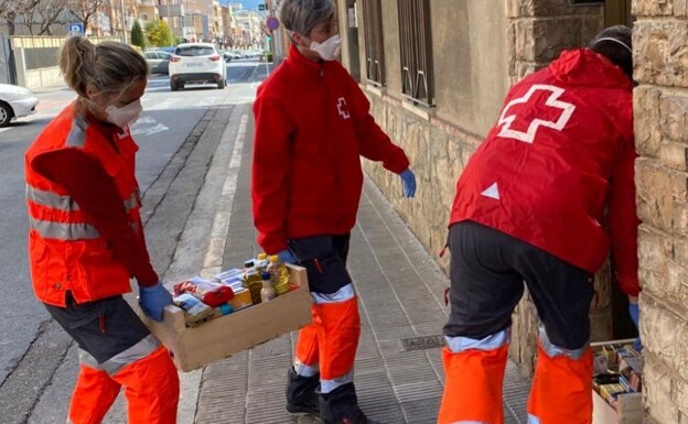 Voluntarios de Cruz Roja, en un reparto de alimentos en España. 