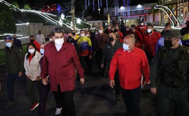 El presidente venezolano, Nicolás Maduro, este lunes en Caracas, acompañado de la cúpula del chavismo tras su triunfo en las urnas.
