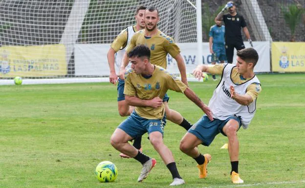 El joven Alberto Moleiro caracolea en la Ciudad Deportiva de Barranco Seco ante Óscar Pinchi. / COBER