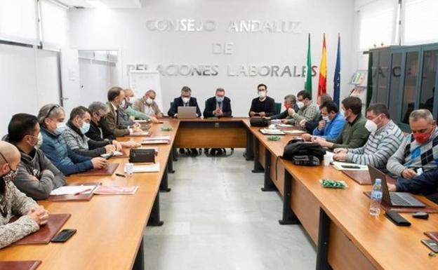 Mesa negociadora con los representantes sindicales y la Federación de Empresarios del Metal de Cádiz./R. C.
