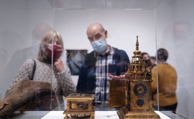 Una pareja de visitantes observa un par de relojes expuestos en el MNAD. /JOSÉ RAMÓN LADRA