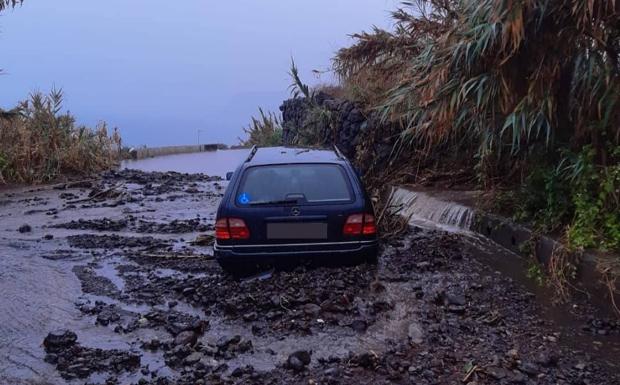 La lluvia arrastra un coche en La Orotava