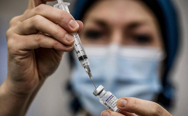 Una sanitaria prepara una dosis de la vacuna contra la covid-19 en un centro de Lyon./AFP