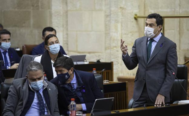 Juanma Moreno interviene el pasado miércoles en el Parlamento andaluz durante la sesión de control al Ejecutivo autonómico. 