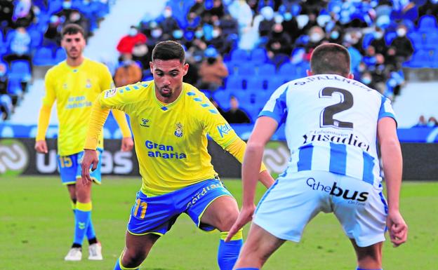 Benito Ramírez intenta desbordar a Palencia en la derrota de la UD Las Palmas en Butarque el pasado domingo. / EFE
