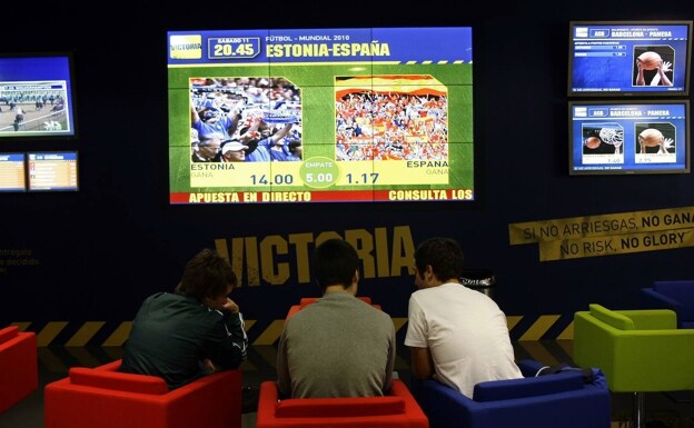 Clientes en un local de apuestas deportivas en Madrid./SUSANA VERA / REUTERS