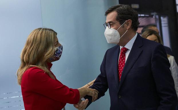 La ministra de Trabajo, Yolanda Díaz, saluda al presidente de la CEOE, Antonio Garamendi./EP