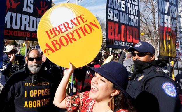 Manifestaciones a favor y en contra del aborto frente al Tribunal Supremo, ayer en Washington. 