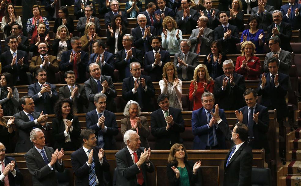 Diputados del PP aplauden a Mariano Rajoy tras el último debate sobre el estado de la nación, en 2015 /JUAN MEDINA/REUTERS