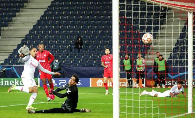 Okafor marca el gol que dio la victoria al Salzburgo. /Afp