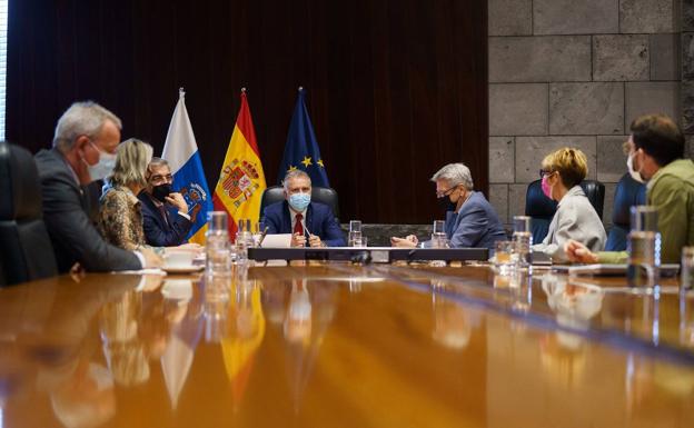 Imagen tomada ayer durante la reunión del Consejo de Gobierno. En el centro, el presidente canario, Ángel Víctor Torres. /C7