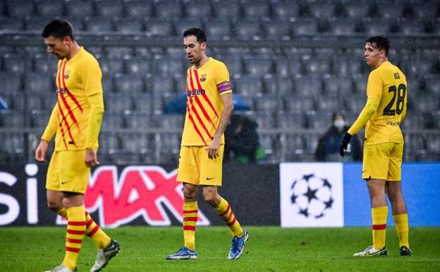 Los jugadores del Barça se retiran cabizbajos tras la debacle en Múnich. /Philipp Guelland (Efe)