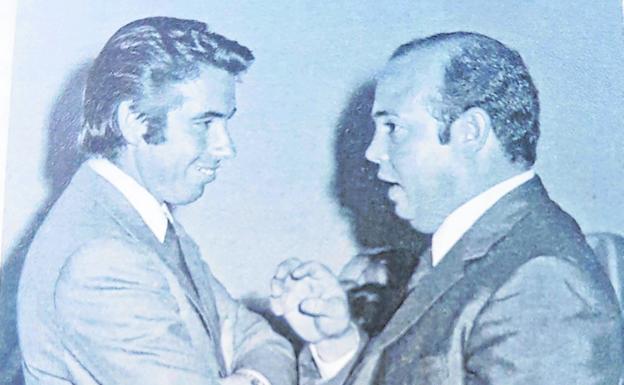 Boro Domínguez, charlando con Manolo Santana a finales de los setenta. /