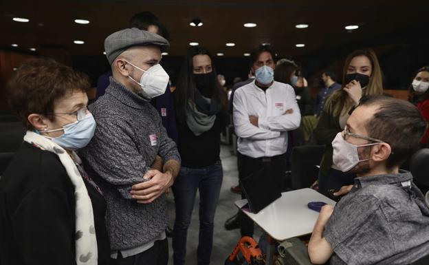 Echenique conversa con los familiares de los seis jóvenes de Zaragoza condenados por atentado contra la autoridad y lesiones. /EFE