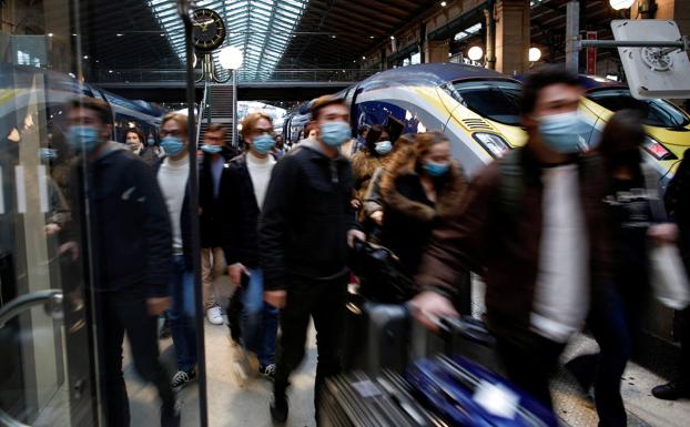 Pasajeros con mascarilla en la terminal ferroviaria del Eurostar en París. /reuters