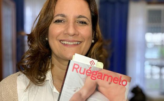 Carmen Alonso, con un ejemplar de la novela 'Ruégamelo'. 
