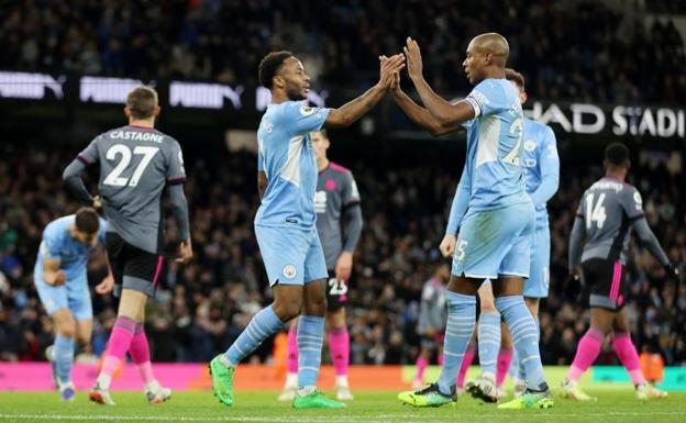 Sterling y Fernandinho celebran uno de los seis goles del City al Leicester.