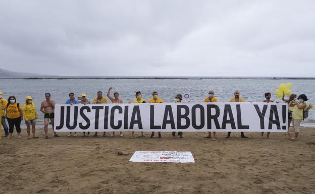 Imagen de una de las protestas de este año en la playa de Las Canteras. 
