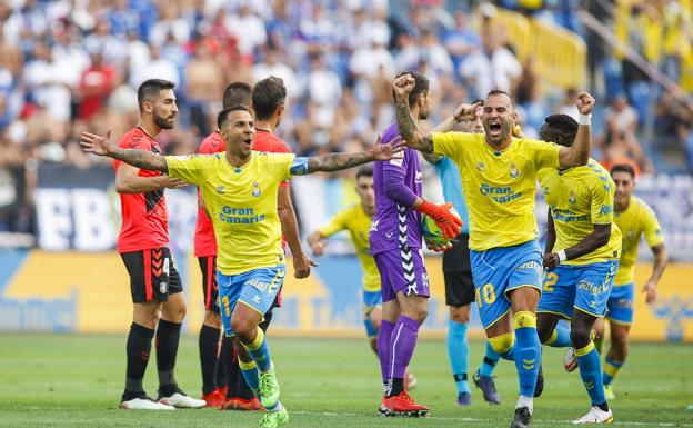 Los jugadores de la UD Las Palmas celebran un gol ante el Tenerife en el último derbi. 