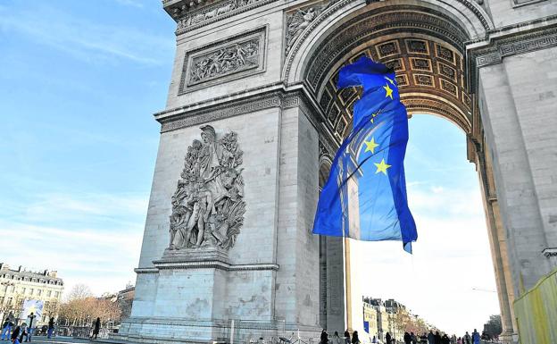La bandera de la UE, en el Arco del Triunfo de París.