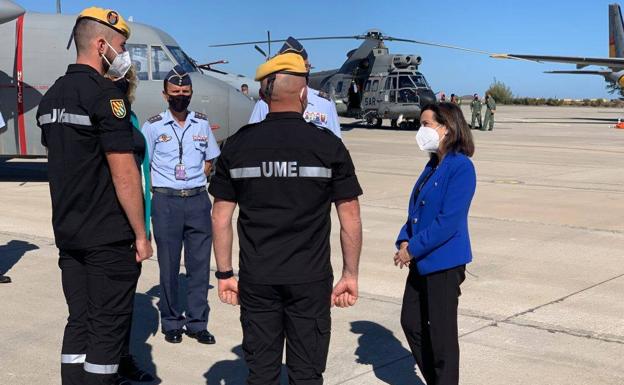 La ministra Roble durante su visita a la base aérea de Gando, en Gran Canaria. /Europa press
