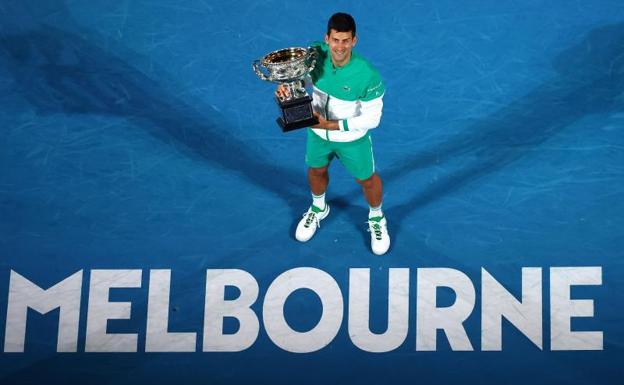 Novak Djokovic, con el título del Open de Australia conquistado en 2021. /AFP