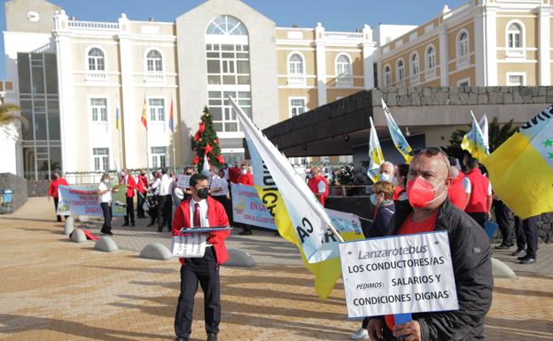 Protesta en diciembre de trabajadores de Lanzarote Bus ante el Cabildo. 