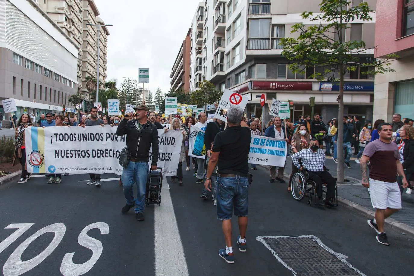 Multitudinaria manifestación de antivacunas en la capital grancanaria
