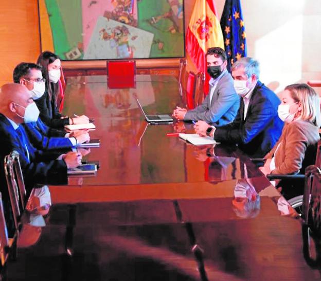 Imagen de archivo de una reunión del ministro de Presidencia, Félix Bolaños, con la cúpula de CC. / EFE