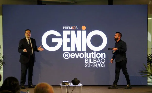 El director general de CMVocento, Rafael Martínez de Vega, junto al director creativo de Vocento, durante la entrega de la XV edición de los Premios Genio. 