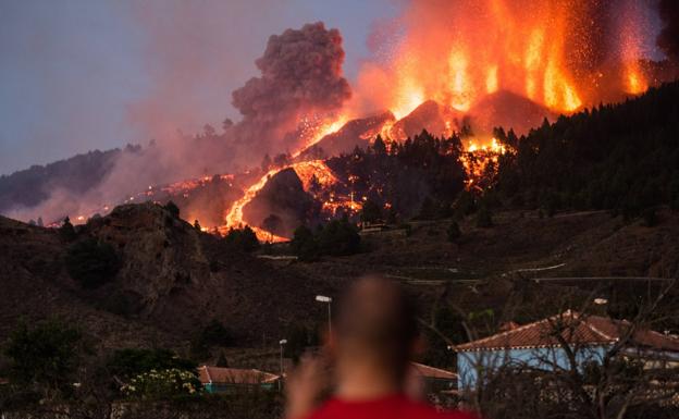 Imagen tomada en septiembre, días después de la erupción, en la que se aprecian las coladas de lava del volcán de Cumbre Vieja, / ARTURO JIMENE/EP