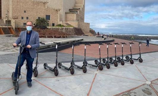 El edil de Movilidad, José Eduardo Ramírez, en la presentación de unos patinetes para uso municipal. /C7