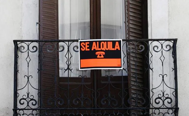 Un edificio que se alquila en una calle de Madrid. 