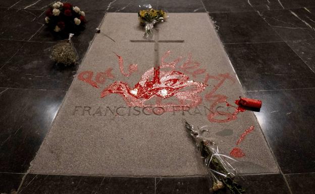 Estado en el que quedó la tumba de Franco en el Valle de los Caídos. 