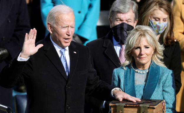 Joe Biden, acompañado de su esposa Jill, durante la ceremonia inaugural de su mandato hace un año en Washington./EFE