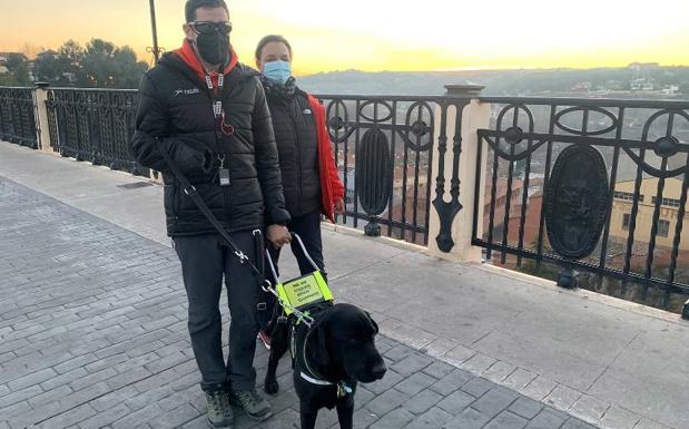 Alberto Villalba pasea por Teruel con su perro guía Xabat.