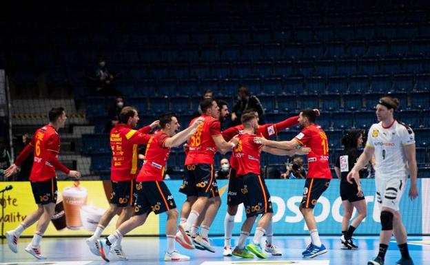 Los jugadores de la selección española celebran la victoria ante Alemania. /AFP