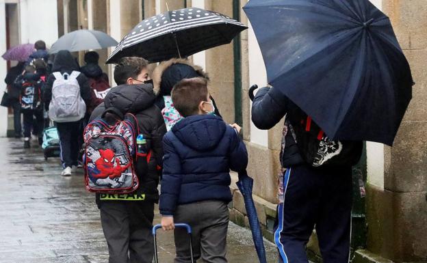 Niños a la entrada de un colegui en Santiago de Compostela.