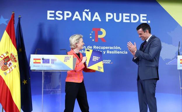 La presidenta de la CE, Ursula von der Leyen, junto al presidente del Gobierno, Pedro Sánchez/ Moncloa/Fernando Calvo