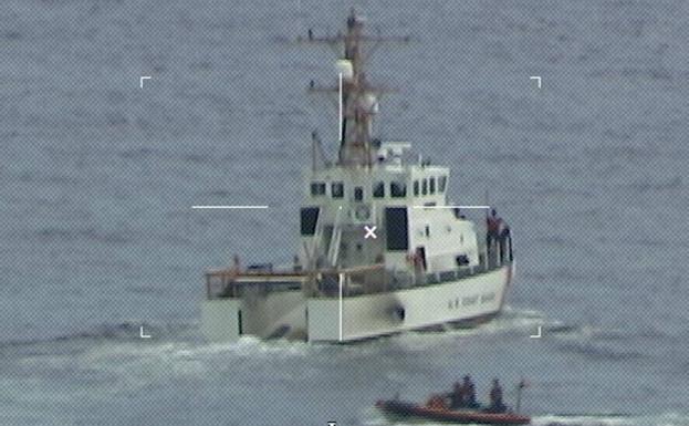 Embarcación de la Guardia Costera de EE UU buscando náufragos en Florida vista desde uno de los helicópteros de rescate.